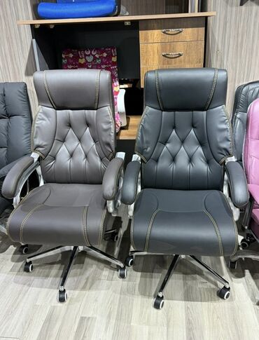 Ofis dəst mebeli: Ofis mebel dəsti Tərkib: - İş masası: ağ üst səth, qara metal karkas; — 11