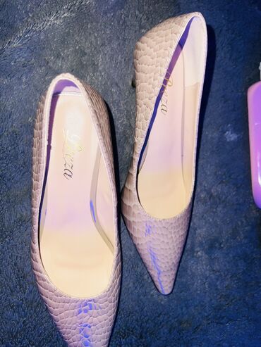 Босоножки, сандалии, шлепанцы: Все по 500 сом . Элегантные женские сандалии розового цвета. Верхняя — 5