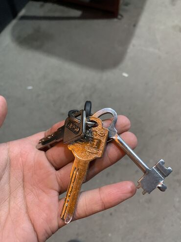 бекер там: Нашел ключи в районе Алтын Ордо, возле Шекер Напишите на вотс апп