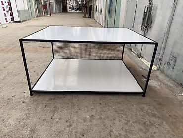 Оборудование для магазинов: Məhsul: Metal karkaslı, iki səviyyəli vitrin/masa stendi Təsvir: - — 2