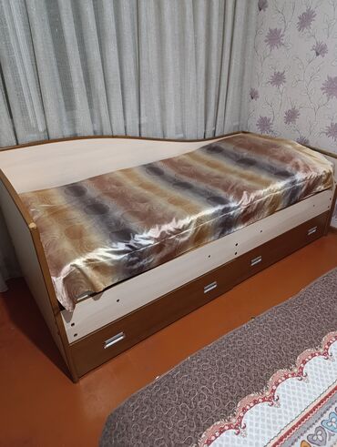 Односпальные кровати: Односпальная кровать, Б/у, С матрасом, Дерево, длина - 210 см