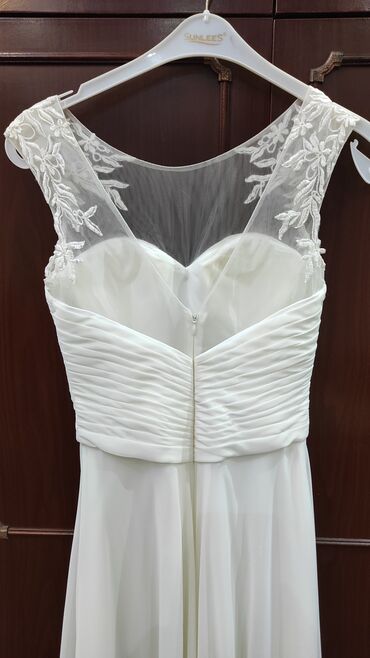 платье для женщин: Продаётся свадебное платье . Куплено в США. Размер 42-44. Цена 12 000