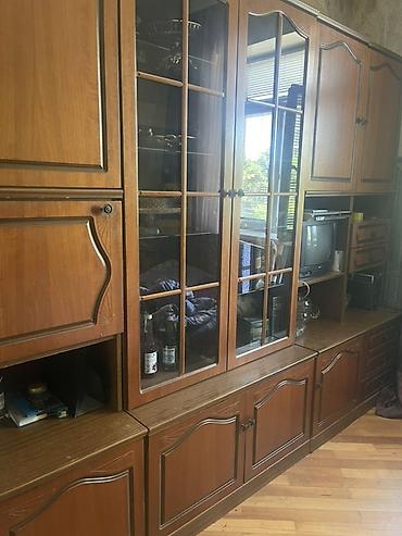 Klassik üslubda böyük divar sektsiyası (məlumat-köşkü) – çoxfunksiyalı