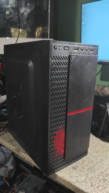 komputer masaustu: I5 3470
ram 8 gb tek 
ssd 120
hdd 500gb
 cga daxili
sistem blok 150azn