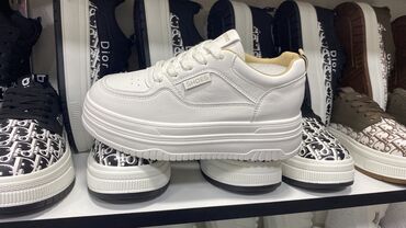 Ayaqqabılar: Məhsul: Kişi və qadın ayaqqabıları – gündəlik və stil kombinasiyası — 25