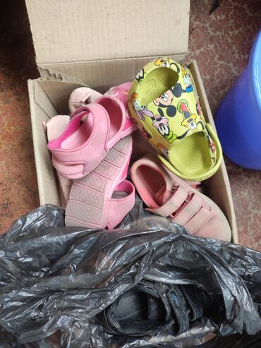 Детская обувь: Отдам за мыломойку целую коробку обуви на девочку 26, 27, 29, 30