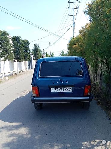 reduktur: Lada Niva (VAZ 2121) – mavi rəngli, 3 qapılı off-road SUV — 2