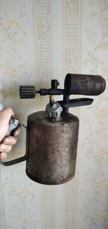 купить вакуумный насос: Продам паяльную лампу. На нее поставлен нипель. Возможно нужно немного