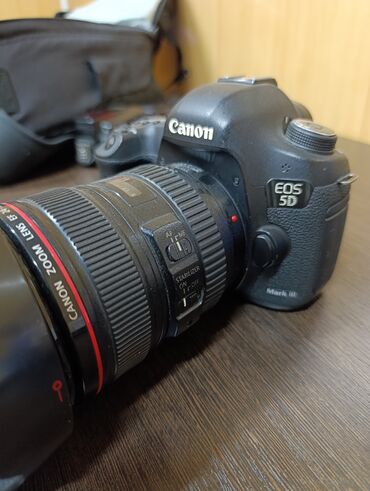 Фотоаппараты: Продаю Canon mark III в комплекте 3 батарейки 2 вспышки 2 объектива