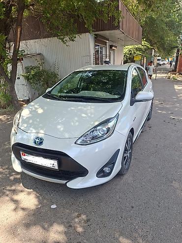 honda inside: Toyota Aqua: 2019 г., Гибрид, Хэтчбэк — 3