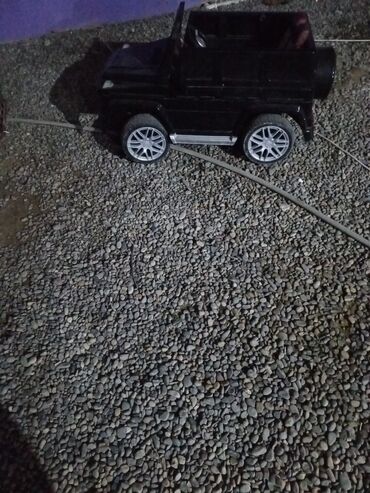 Bu, uşaqlar üçün nəzərdə tutulmuş qara rəngli elektrikli gəzinti