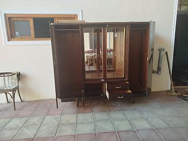 Vitrinli qonaq otağı dolabı - Klassik üslubda, parlaq taxta
