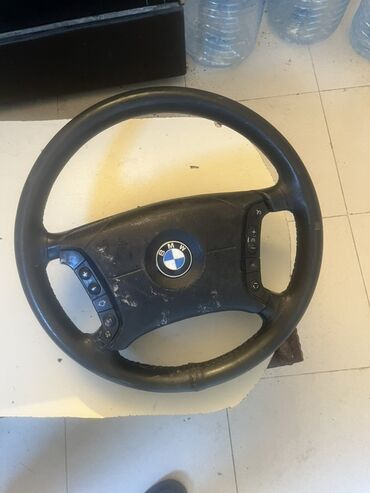Sükanlar, rullar: BMW markalı qara rəngdə olan dəri sükan. Üzərində səs və digər