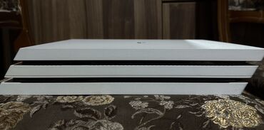 PS4 (Sony Playstation 4): PlayStation 4 Pro 1 TB satılır. Konsol Koreyadan alınıb, evdə şəxsi — 4