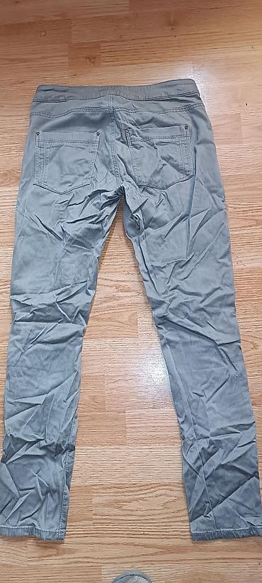 buzz dunk: H&M ženske pantalone – model sa detaljima inspirisanim moto — 3