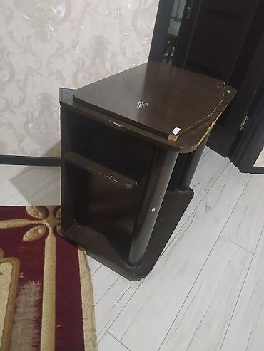 Tünd qəhvəyi rəngdə kiçik TV/medianı kabineti. - Material