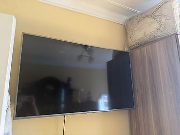 tv 127 ekran: Divara quraşdırılmış düz ekran televizor - Təxminən 50–55 düym — 3