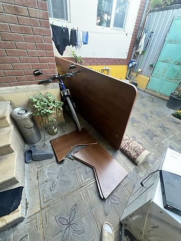 Masalar və oturacaqlar: Yemək/mətbəx masası – böyük ölçülü, düzbucaqlı forma. Böyük masa — 3