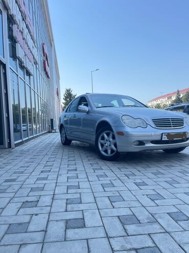 Mercedes-Benz C-Class: 2.4 l | 2005 il Sedan