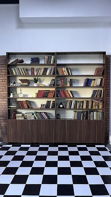 ev mebel: Kitab rəfişkaf. Yenidir, sadəcə çəkiliş üçün bir dəfə dekor kimi — 1