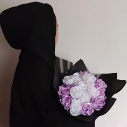 кустовые розы: Пышный букет из роз в черной дизайнерской упаковке. - Состав