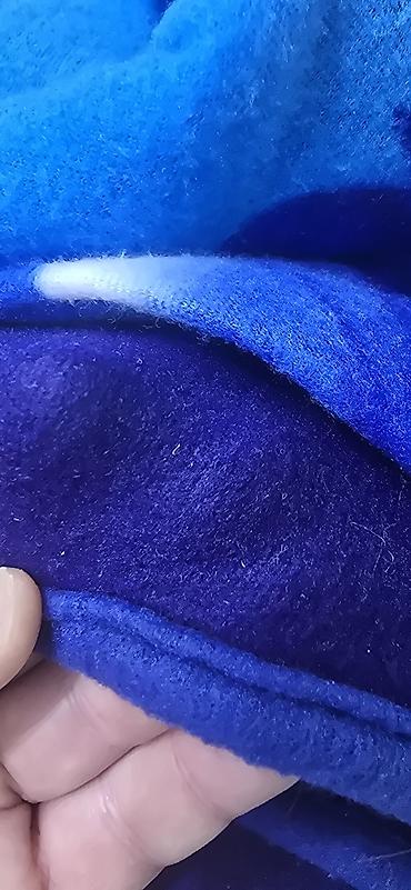 örtü: Mavi çalarların hakim olduğu iri güllü naxışlı örtük/pled. - Material — 4
