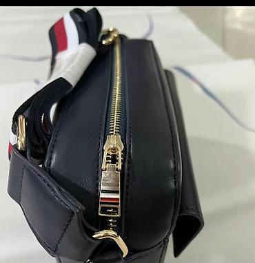 барсетки томми: Сумка через плечо Tommy Hilfiger темно‑синего цвета - Фурнитура — 2