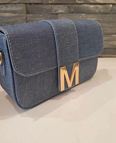 jaragar watch: Ženska crossbody torba sa metalnim slovom “M”zlatne boje. -Kompaktna — 9