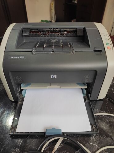 Оборудование для печати: Продаю бу принтер HP laserjet 1010 работает отлично,расходники