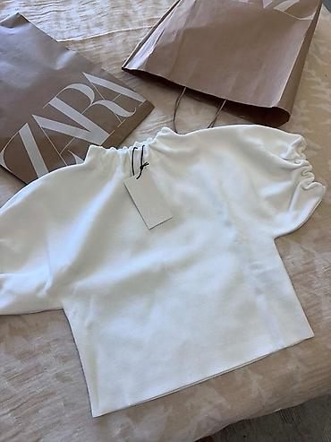 ZARA qadın bluzu – ağ rəngdə, qısa kəsimli model. Yeni etiketli -