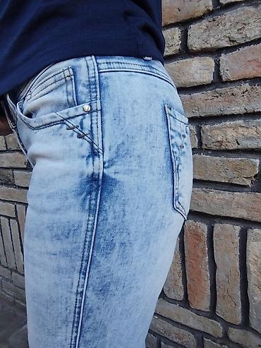 kaftan: Amisu ženske farmerke, svetlo ispran denim (acid wash), uski — 5