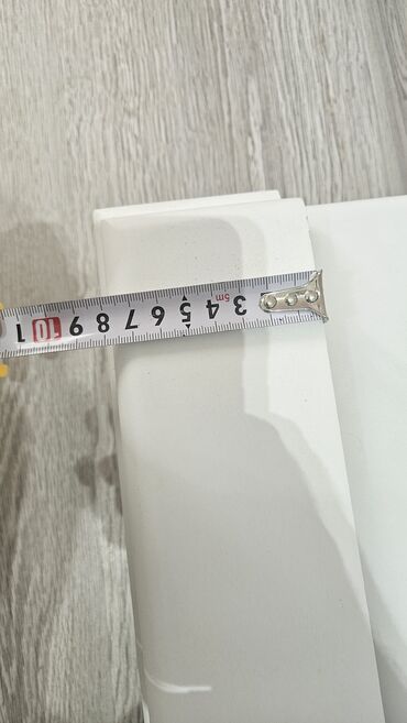 Digər tikinti materialları: Ağ rəngdə süpürgə, divarın ətəyinə bitişik səliqəli bir görünüş təmin