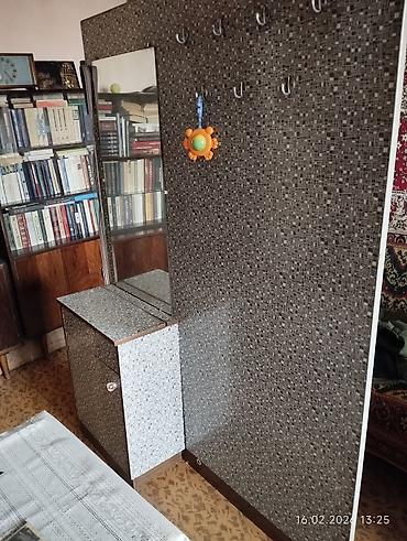 прихожий шкаф: Прихожая-гардеробная панель с зеркалом и тумбой - Комплект состоит из — 1
