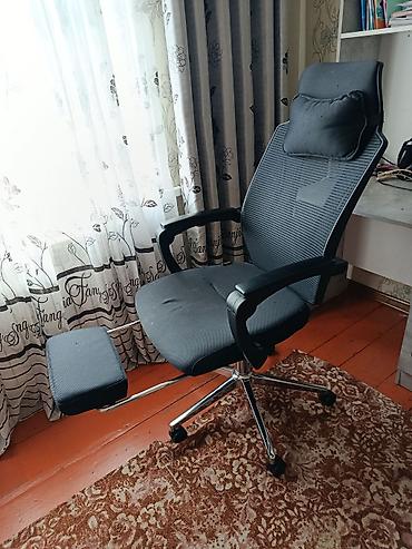 школьная парта для дома: Эргономичное офисное/компьютерное кресло с подставкой для ног — 2