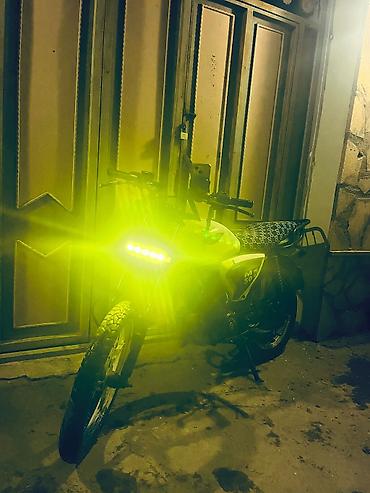 təkərlər r17: Moto-skuterlə şəhər və kənd yolları üçün praktik mini motosiklet. heç — 1