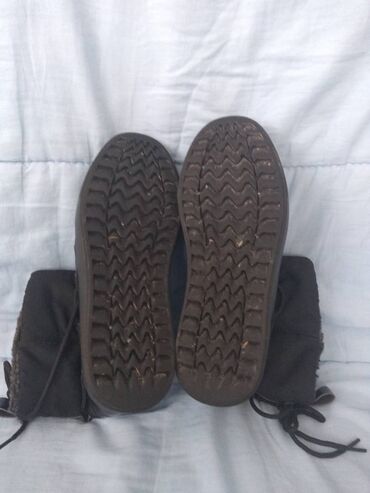 Čizme: Lusso cizme broj 38. Model je lep, sa pertlama, boja crna. Unutra su — 7