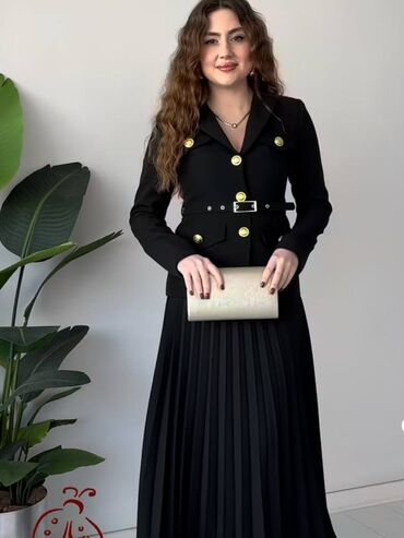 Dəstlər, kostyumlar: Qadın dəst – qızılı düyməli pencək və pliseli ətək - Model: İki — 8