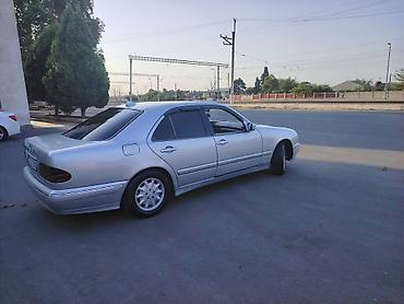 w210 oturacaq: Mercedes-Benz E-Class sedan (W210), gümüş rəng. - Kuzov: 4 qapılı — 3