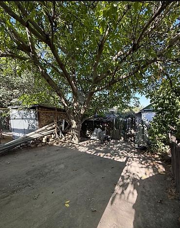 Продажа коттеджей и домов: Продаётся частный дом с двумя уровнями и просторным двором. Первая — 14