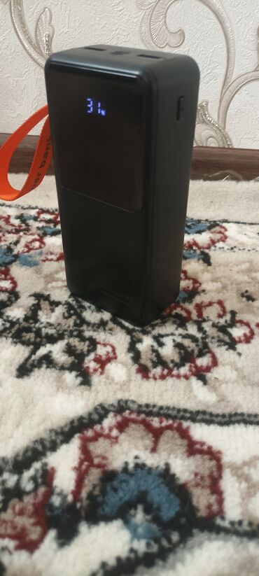 телефон poco m5: Имеет 30000mah и 22.5w.внешний аккумулятор CABLE в корпусе черного