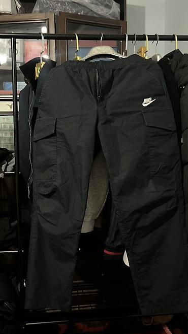 купить широкие джинсы мужские: Чёрные брюки-карго Nike. Модель выполнена в спортивно-повседневном — 1