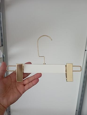 mini evler: Ağ rəngli taxta korpuslu, qızılı metal detallı uşaq paltar asılqanı — 3