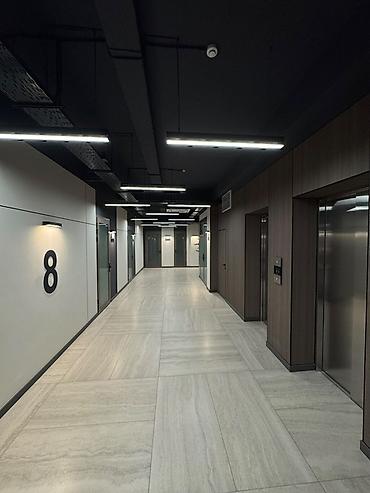 почасовой офис: Сдаю The entire office: 57 м², В бизнес центре, С ремонтом, High ceilings — 1