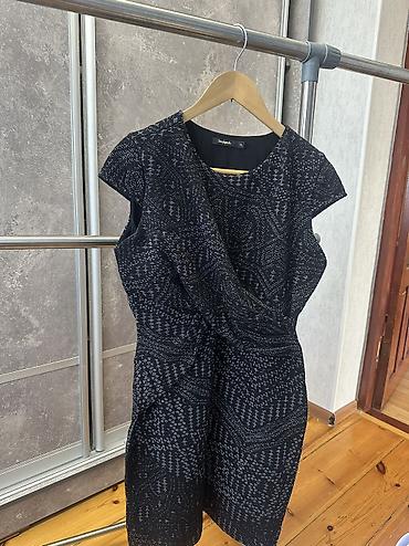 Повседневные платья: 1)Платье под замшу с красивым узором из паеток,размер 44-48,состояние — 4