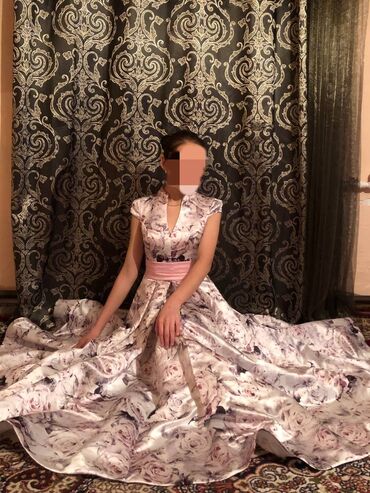 купить шикарное вечернее платье: Пышное вечернее платье в пол с цветочным принтом. размер 40 42 -