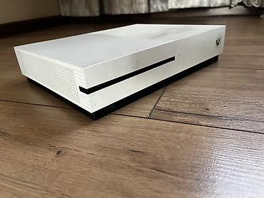 xbox one fat: Xbox One S (белая) + 2 геймпада Память: 1 терабайт Торг возможен 🤝🏻 - — 4