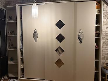 Tecili. Uch qapli dolab kupe qarderob - Material: açıq krem rəngli