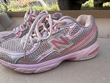 Кроссовки New Balance (женские/подростковые) в розово-серой гамме at lalafo.kg Кроссовки New Balance (женские/подростковые) в розово-серой гамме