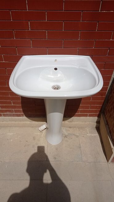 Cмесители для душа: Ağ rəngli, keramika materialından hazırlanmış, ayaqlı lavabo. Bu