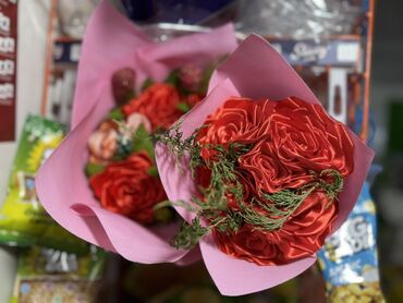 вечные розы: Букет из красных роз, выполненных из атласных лент, станет
